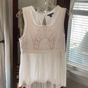 Pretty AE cream pleated top🌸